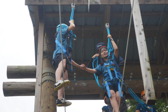에스원 충남 천안시 인재개발원에서 글로벌 캠프에 참가한 임직원 자녀들이 챌린지코스 중 다리건너기를 체험하고 있다.  에스원 제공